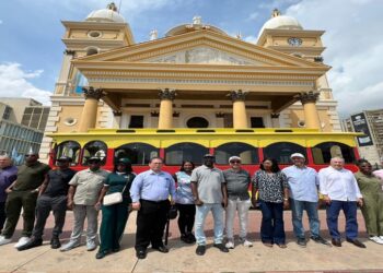 Diplomáticos de 12 países recorrieron Maracaibo a bordo del Tranvía