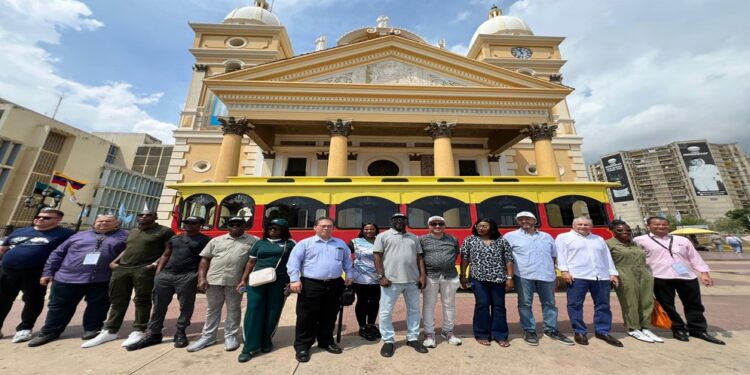 Diplomáticos de 12 países recorrieron Maracaibo a bordo del Tranvía