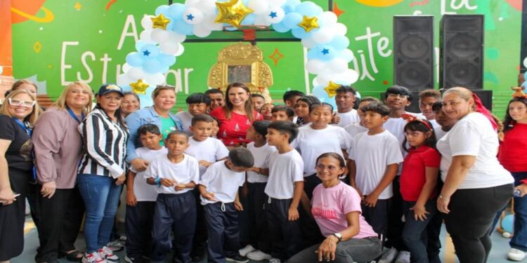 La Chinita bendijo a los niños y niñas de la Fundación Niños del Sol ¡Al son de la gaita zuliana!