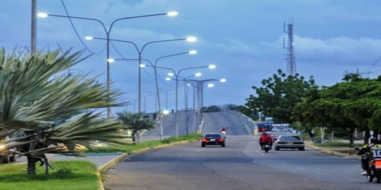 Corredor vial Hugo Chávez: Nuevas luminarias benefician a 5 parroquias del oeste de Maracaibo