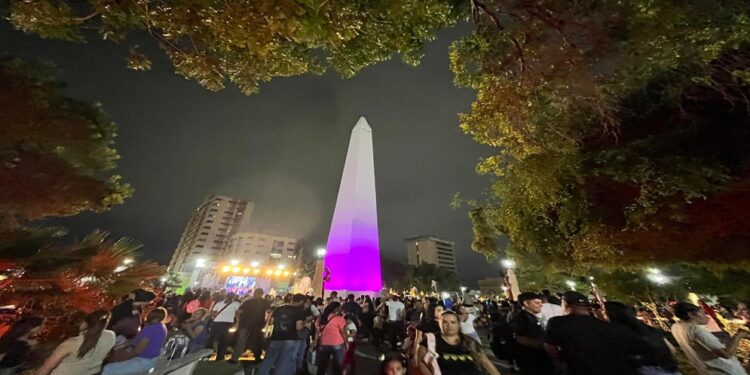 Las plazas La República e Indio Mara se iluminan con la llegada de la Navidad a Maracaibo (+Fotos)