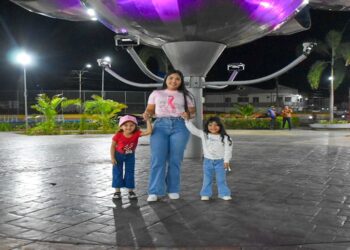 San Francisco se viste de rosa para apoyar la lucha contra el cáncer de mama ¡Iluminada la redoma Flor de Sarón!