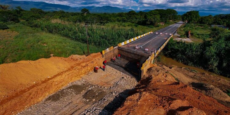 Gobernador Caldera supervisa avances de obras en materia de vialidad, agua y salud en el municipio Baralt