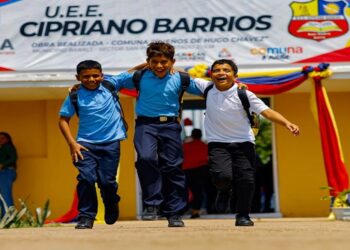 Gobernador Caldera anuncia en Baralt casas para afectados por el sismo ¡Entrega escuela!