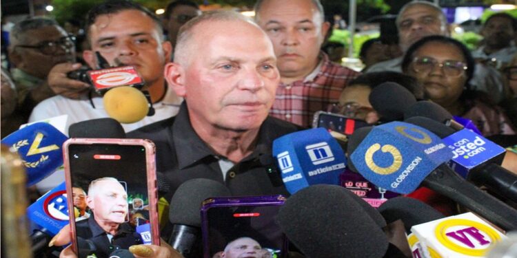 Alcalde Di Martino denunció empresa privada de autos por atentar contra estabilidad del SEN en 3 estados
