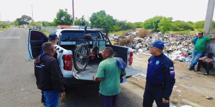 ¡Sin contemplaciones! Detienen a hombre por arrojar basura en espacio público en Maracaibo