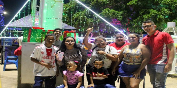 Vereda del Lago volvió a iluminarse con el Encendido Navideño