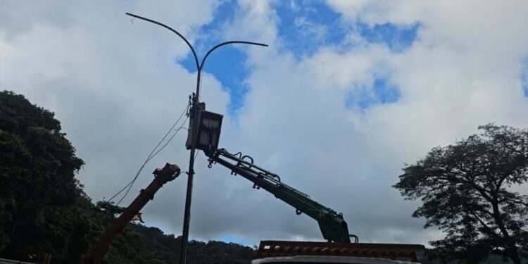 Avanza rehabilitación de luminarias en la Autopista Regional del Centro