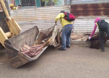 Alcaldía de Maracaibo atendió con la operación ¡Saca tu Cachivache! a 175 familias del sector 7 de Enero
