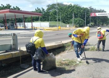 Alcaldía de Maracaibo sanea espacios en la Avenida Guajira de la mano con el poder popular