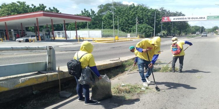 Alcaldía de Maracaibo sanea espacios en la Avenida Guajira de la mano con el poder popular