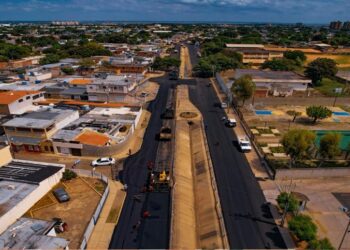 Gobernador Luis Caldera activa tres frentes de asfaltado en San Francisco y Maracaibo ¡15.670 toneladas!