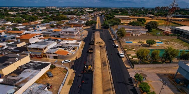 Gobernador Luis Caldera activa tres frentes de asfaltado en San Francisco y Maracaibo ¡15.670 toneladas!