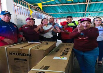 Alcalde Di Martino entrega 5 toneladas de aire acondicionado a la Comuna “Las Fuerzas del Pueblo Soberano”