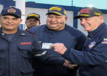 Bomberos de Maracaibo reciben tarjeta de bonificación de manos del alcalde Gian Carlo Di Martino