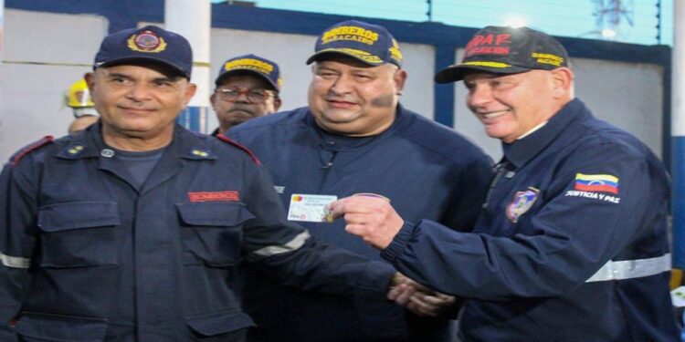 Bomberos de Maracaibo reciben tarjeta de bonificación de manos del alcalde Gian Carlo Di Martino