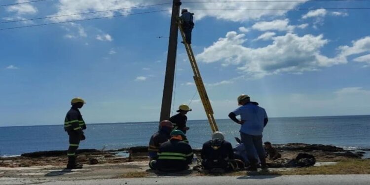 Cuba reconoce labor de venezolanos en la recuperación eléctrica tras el huracán Melissa