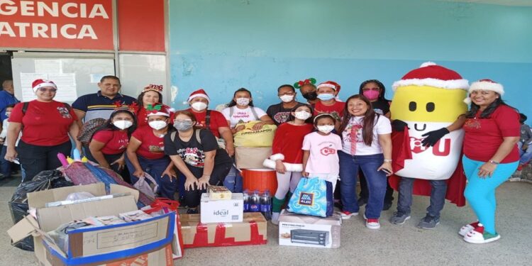 Padres de pacientes oncológicos celebraron aniversario y llevaron Navidad a los niños del Hospital Universitario