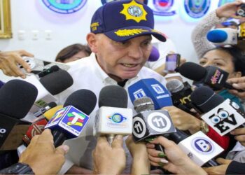 Alcalde Gian Carlo Di Martino entrega 719 tarjetas con bono especial para funcionarios de Polimaracaibo