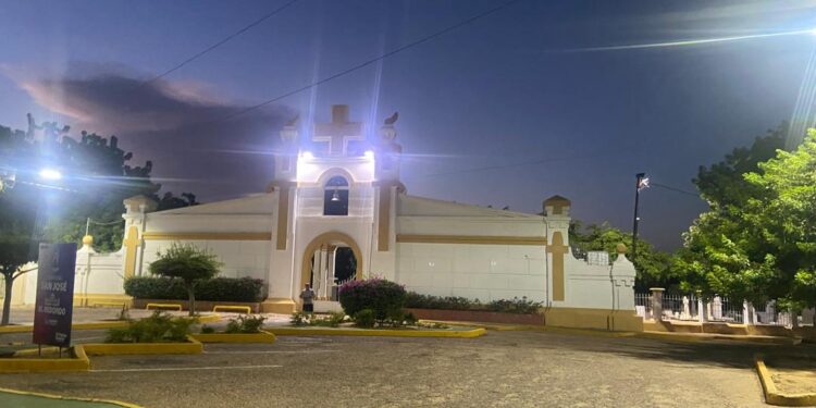 Alcaldía de Maracaibo instala luminarias en el Cementerio San José
