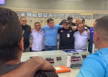 ¡El abrazo entre trabajadores! Celebra en vísperas de navidad el esfuerzo colectivo del SEN