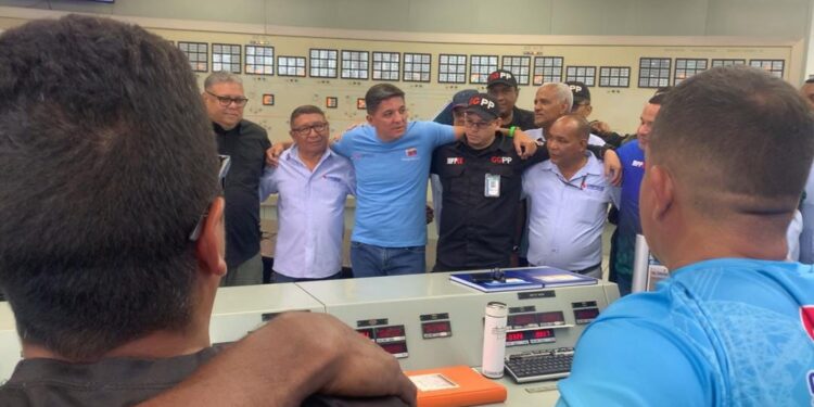 ¡El abrazo entre trabajadores! Celebra en vísperas de navidad el esfuerzo colectivo del SEN
