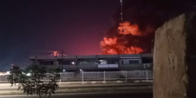 Cuerpo de Bomberos de Maracaibo apoyó en incendio ocurrido en San Francisco