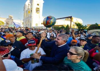 Gobernador Caldera presente en la multitudinaria procesión de San Benito de Palermo en Cabimas