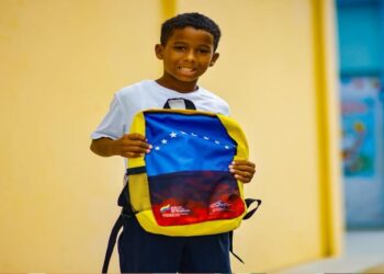 ¡Uniformes y morrales para 4.800! Gobernador Luis Caldera beneficia escolares en el municipio Sucre