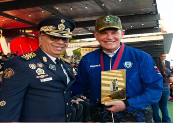 Alcalde Gian Carlo Di Martino condecorado con la Cruz del Instituto Autónomo Policía del municipio Maracaibo