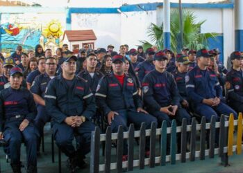 Bomberos de Maracaibo reciben tarjeta de bonificación de manos del alcalde Gian Carlo Di Martino