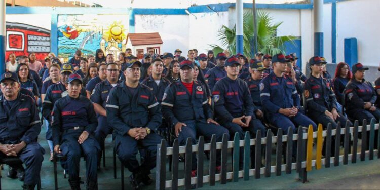 Bomberos de Maracaibo reciben tarjeta de bonificación de manos del alcalde Gian Carlo Di Martino