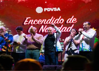 Alcaldía y Gobernación acompañaron el gran encendido de la Navidad en las torres petroleras