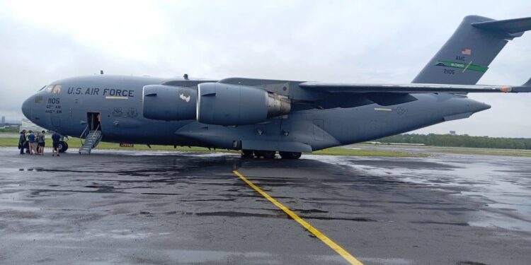 Avión militar de EE.UU. llega a un país latinoamericano