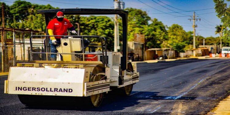 Gobernador inicia colocación de 5.000 toneladas de asfalto en corredor vial Ciudad Lossada