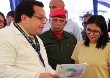 Delcy Rodríguez garantiza la reparación total de los 463 apartamentos dañados por la agresión militar norteamericana