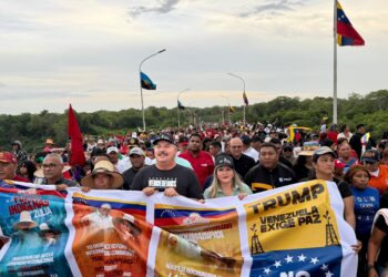 Pueblo de la Guajira venezolana marchó por el puente sobre el río Limón para exigir liberación del presidente Maduro