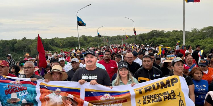 Pueblo de la Guajira venezolana marchó por el puente sobre el río Limón para exigir liberación del presidente Maduro