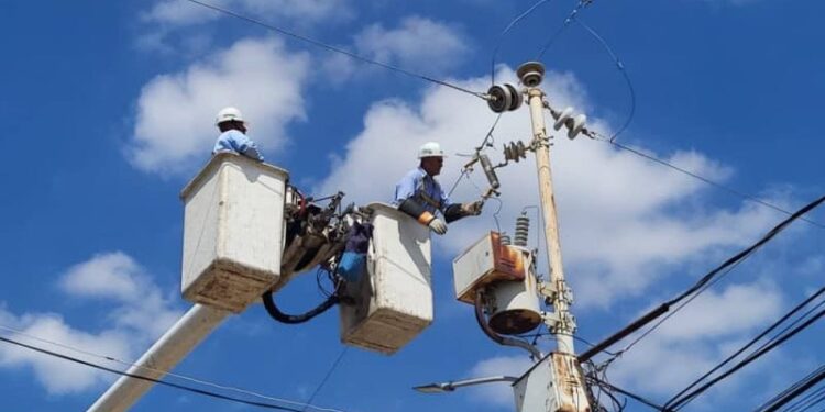 Zulia: Corpoelec fortalece red de distribución con instalación de nuevos equipos
