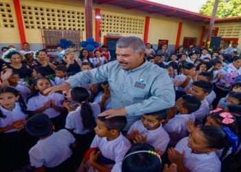 ¡En Cabimas! Gobernador Luis Caldera y Comuna El Sueño de Chávez entregan aulas rehabilitadas para 390 niños
