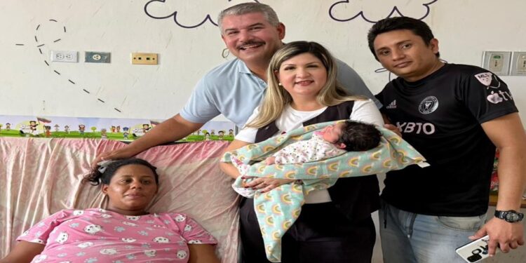 Gobernador Caldera y la primera Dama visitaron la primera niña nacida en año nuevo