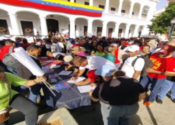Pueblo zuliano marchó y ofrendó a la Chinita pidiendo por la liberación del presidente Maduro y de Cilia Flores