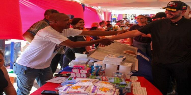 Mercado popular de la Alcaldía de Maracaibo llega a la plaza Bolívar