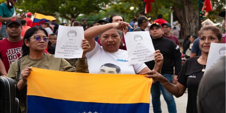 ¡Desde la Plaza Bolívar! Pueblo de Maracaibo exige respeto a la soberanía y al presidente Maduro