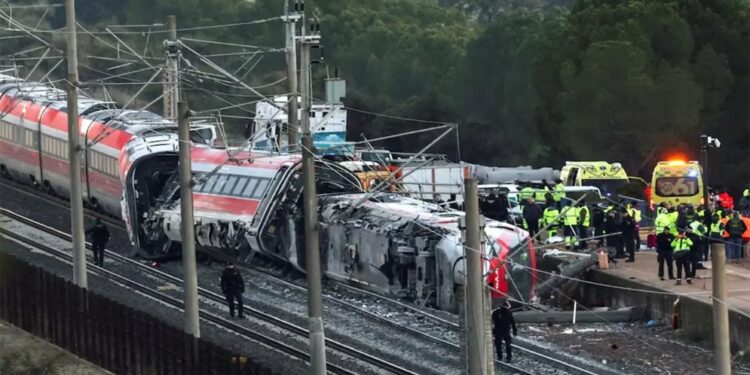 Ascienden a 39 los muertos en el accidente de tren en España