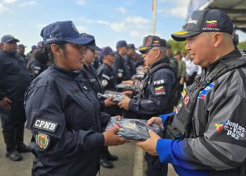 En el marco del despliegue especial de seguridad  dotan de uniformes a oficiales de la PNB