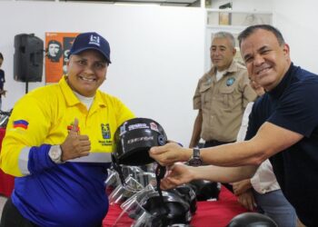 ¡Más seguridad! Alcaldía de Maracaibo entrega cascos a 100 de sus trabajadores motorizados