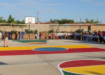 Villa San Isidro estrena cancha: Alianza alcaldía-comuna y privada beneficia a 600 niños y jóvenes