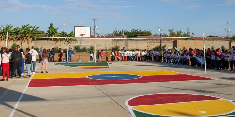 Villa San Isidro estrena cancha: Alianza alcaldía-comuna y privada beneficia a 600 niños y jóvenes