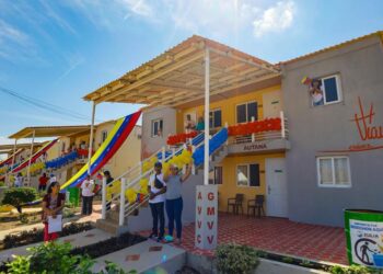 Gobierno entrega 16 viviendas y legaliza la propiedad de 763 terrenos en el estado Zulia